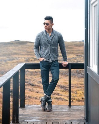 Des chaussures à porter avec un t-shirt à col boutonné gris