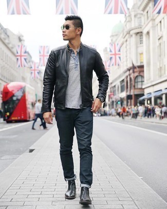 Des chaussures à porter avec un t-shirt à col boutonné gris