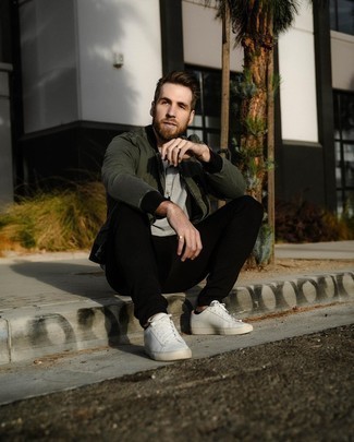 Des chaussures à porter avec un t-shirt à col boutonné gris
