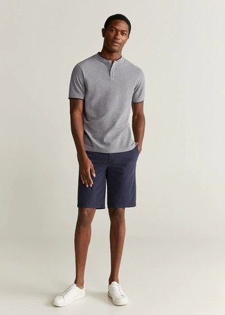 Des chaussures à porter avec un t-shirt à col boutonné gris