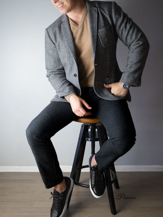 Comment porter un blazer à chevrons gris