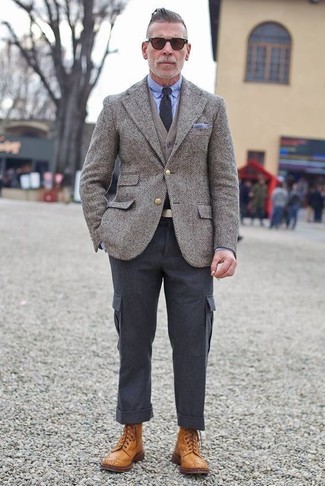 Comment porter un blazer à chevrons gris pour un style chic decontractés quand il fait frais