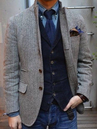 Comment porter un blazer à chevrons gris