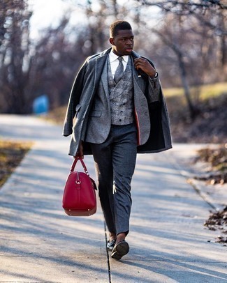 Comment porter un blazer à chevrons gris