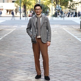 Comment porter un blazer à chevrons gris pour un style chic decontractés quand il fait frais