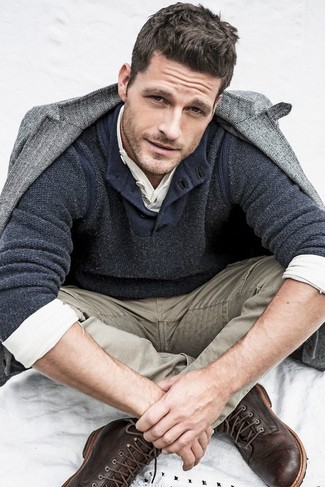 Comment porter un blazer à chevrons gris pour un style chic decontractés