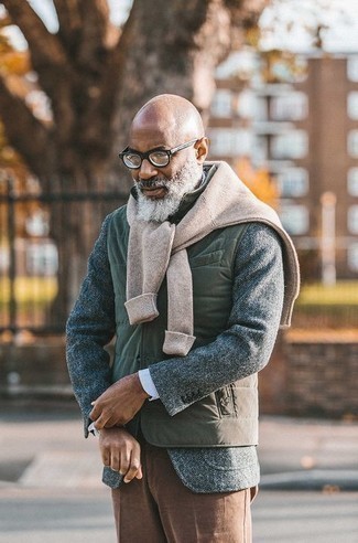 Comment porter un blazer à chevrons gris pour un style chic decontractés quand il fait frais