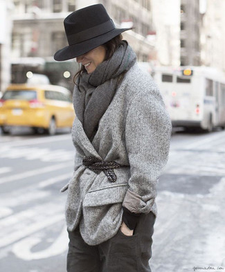 Comment porter un manteau à chevrons gris