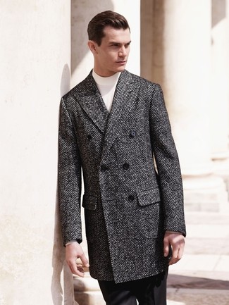 Comment porter un manteau à chevrons gris quand il fait chaud