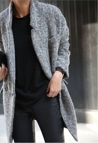 Comment porter un manteau à chevrons gris