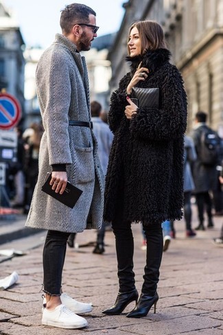 Comment porter un manteau à chevrons gris quand il fait chaud