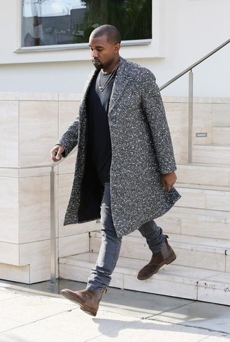 Comment porter un manteau à chevrons gris quand il fait chaud