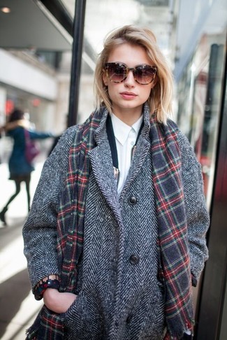 Comment porter un manteau à chevrons gris