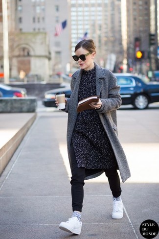 Comment porter un manteau à chevrons gris