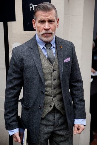 Comment porter un manteau à chevrons gris quand il fait chaud