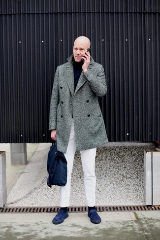 Comment porter un manteau à chevrons gris quand il fait chaud