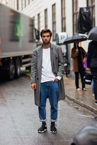 Comment porter un manteau à chevrons gris quand il fait chaud