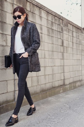 Comment porter un manteau à chevrons gris