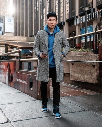 Comment porter un manteau à chevrons gris quand il fait chaud