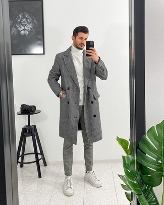 Comment porter un manteau à chevrons gris quand il fait chaud