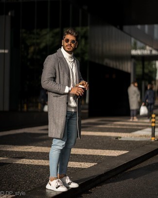 Comment porter un manteau à chevrons gris quand il fait chaud