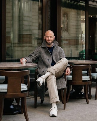 Comment porter un manteau à chevrons gris quand il fait chaud