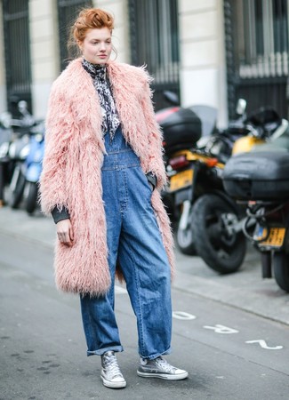 Un manteau à porter avec des baskets montantes grises