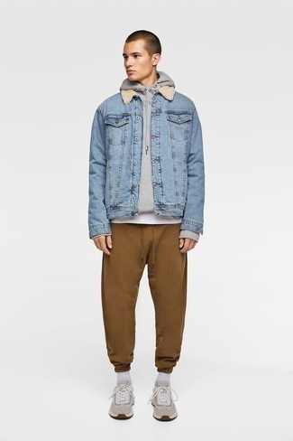 Un pantalon de jogging à porter avec un sweat à capuche gris