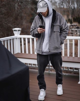 Un pantalon de jogging à porter avec un sweat à capuche gris