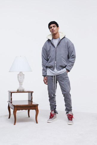 Un pantalon de jogging à porter avec un sweat à capuche gris