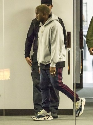 Un pantalon de jogging à porter avec un sweat à capuche gris