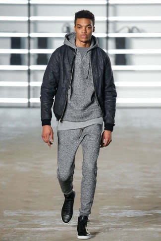 Un pantalon de jogging à porter avec un sweat à capuche gris