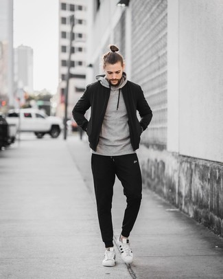 Un pantalon de jogging à porter avec un sweat à capuche gris