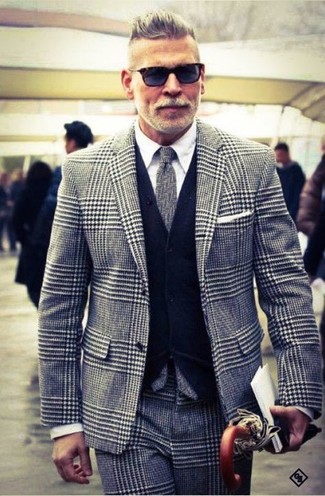 Comment porter un blazer en pied-de-poule gris
