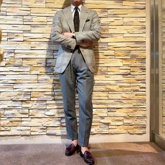 Comment porter un blazer en pied-de-poule gris