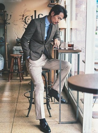 Comment porter un blazer en pied-de-poule gris