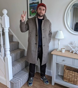 Comment porter un manteau en pied-de-poule gris pour un style decontractés quand il fait froid