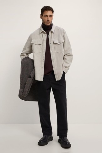 Comment porter un manteau en pied-de-poule gris quand il fait froid