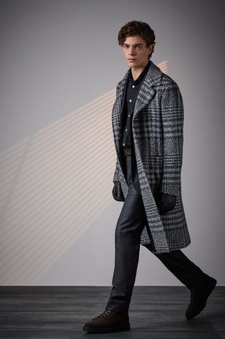 Comment porter un manteau en pied-de-poule gris quand il fait froid