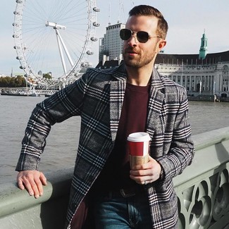 Comment porter un manteau en pied-de-poule gris quand il fait froid