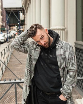 Comment porter un manteau en pied-de-poule gris quand il fait froid