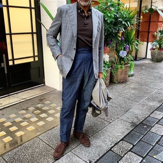 Comment porter un manteau en pied-de-poule gris quand il fait froid après 50 ans
