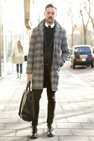 Comment porter un manteau en pied-de-poule gris quand il fait froid