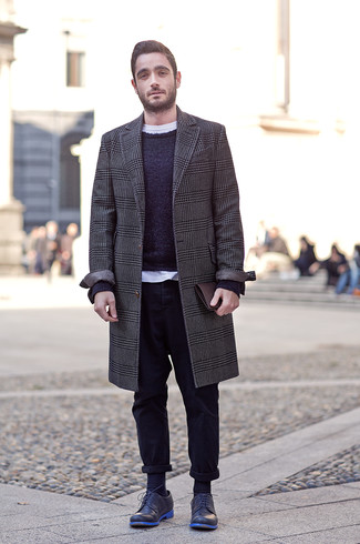 Comment porter un manteau en pied-de-poule gris quand il fait froid à 30 ans