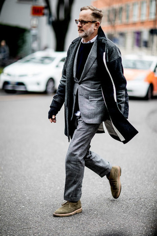 Comment porter un manteau en pied-de-poule gris quand il fait froid après 40 ans