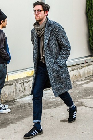 Comment porter un manteau en pied-de-poule gris quand il fait froid à 30 ans