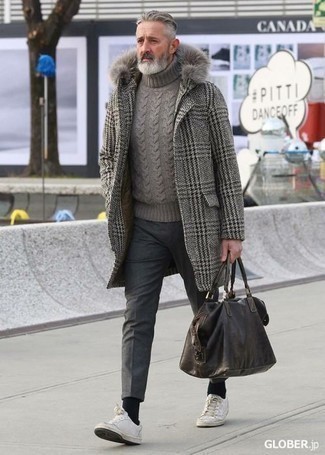 Comment porter un manteau en pied-de-poule gris quand il fait froid après 50 ans