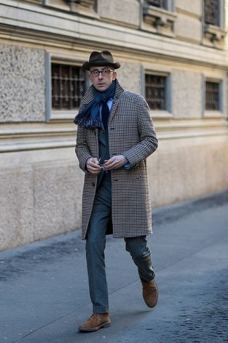 Comment porter un manteau en pied-de-poule gris quand il fait froid