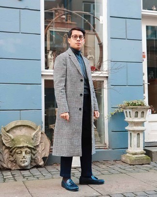 Comment porter un manteau en pied-de-poule gris quand il fait froid à 20 ans