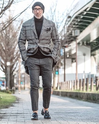 Comment porter un manteau en pied-de-poule gris quand il fait froid après 50 ans